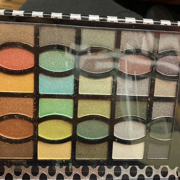 Eyeshadow pallet - Picture 6 of 8